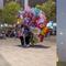 TikTok: Tratan de salvar los globos de una vendedora, pero el viento se los lleva en el momento más hermoso y triste