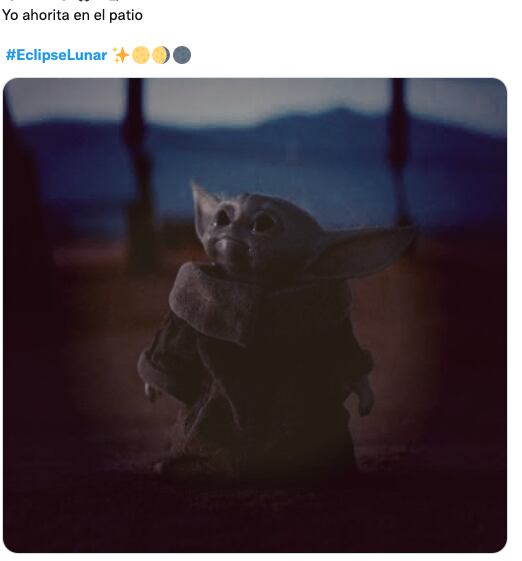 Memes "funan" a las nubes por tapar el eclipse lunar y la luna de sangre 2022