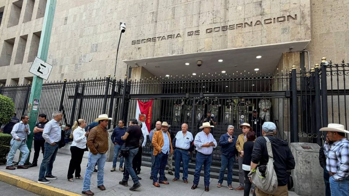 Segob rechaza protestas que frenan diálogo con transportistas y productores