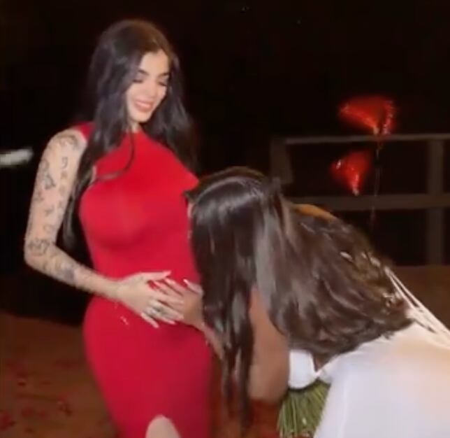 Karely Ruiz presenta a la “mamá” de su futura hija y sus fans no saben lo que esta pasando