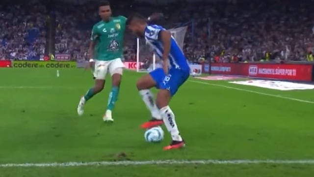 Tecatito Corona vs Club León