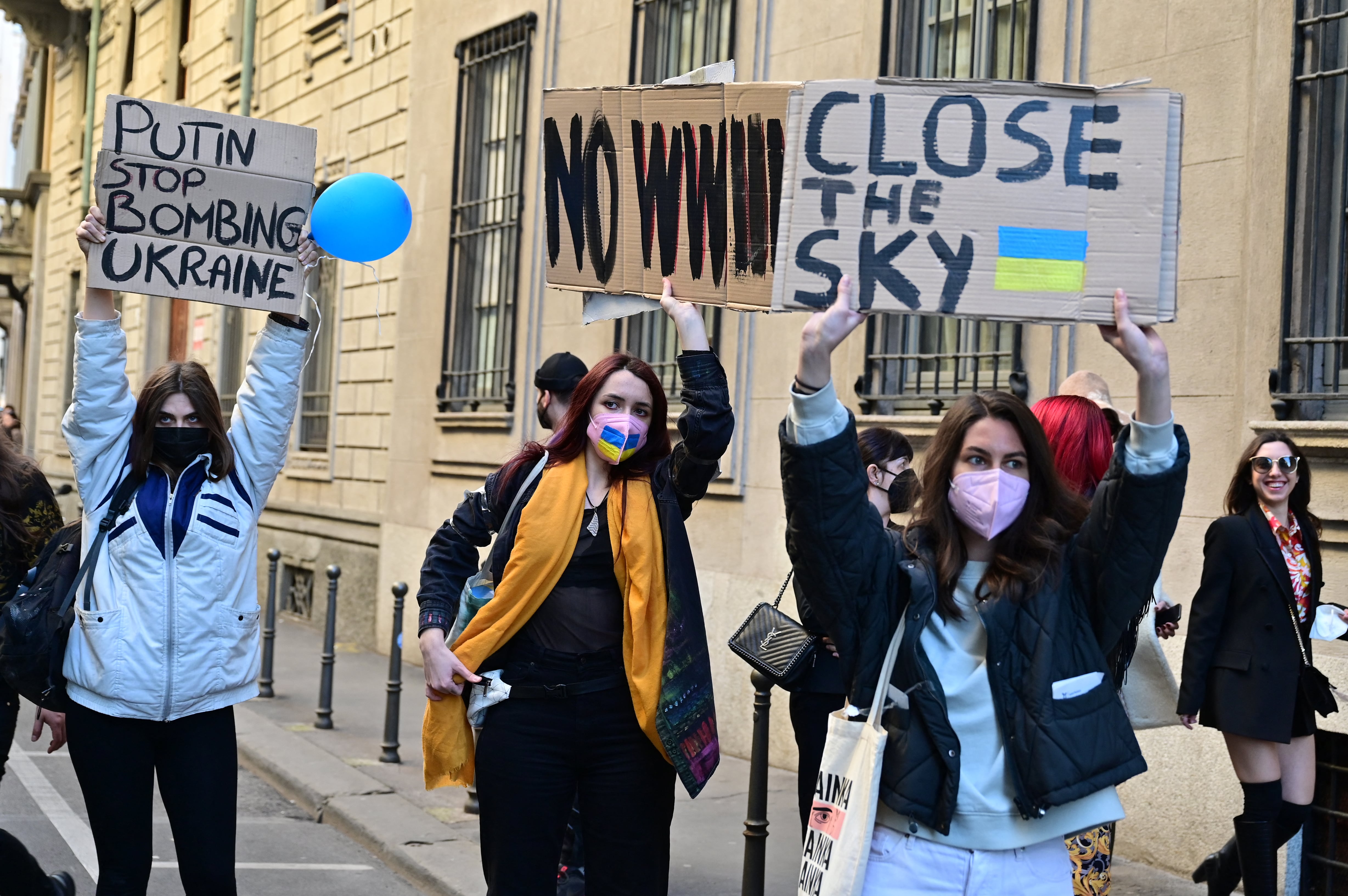 Protestas contra los ataques de Rusia a Ucrania afuera del desfile de Armani