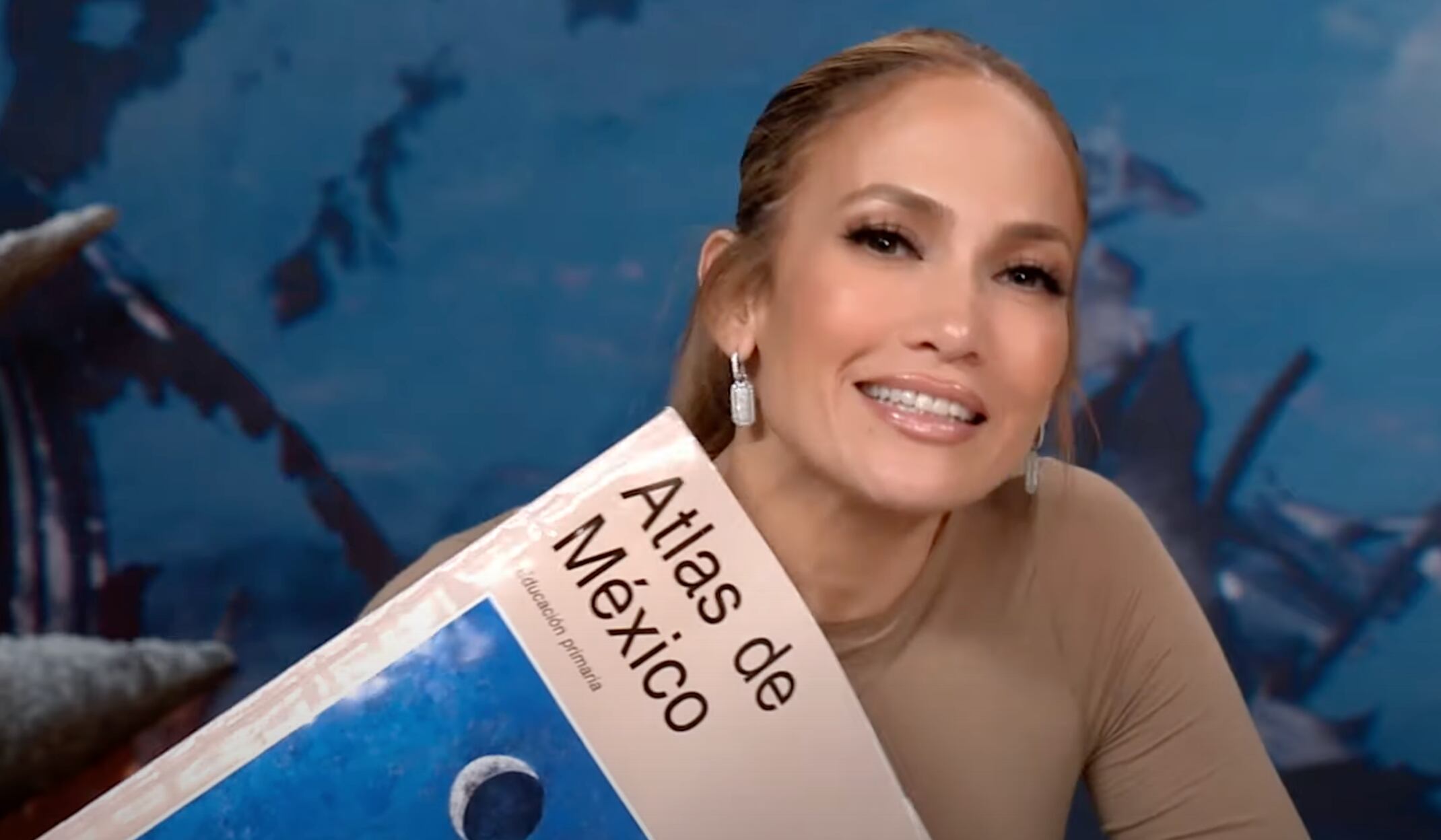 ¿JLo en México? Usa libro de Atlas de México de 6 grado para promocionar su película de Netflix