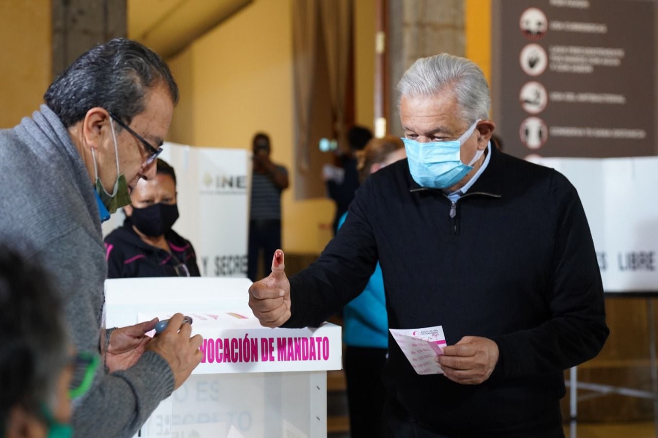 AMLO vota en la consulta de Revocación de Mandato