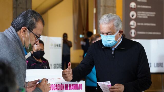 AMLO vota en la consulta de Revocación de Mandato