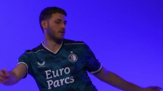 Santiago Giménez presentó el nuevo jersey del Feyenoord como visitante para la temporada 23/24 de la Eredivisie.