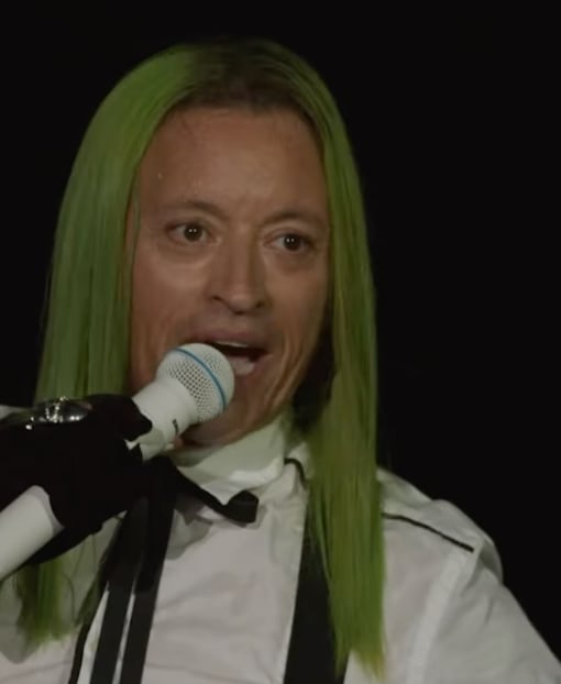 Elvis Crespo cambió de look