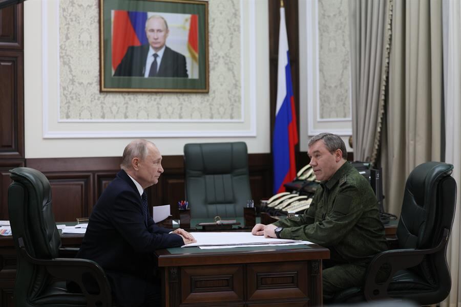Vladimir Putin visita el cuartel de sus fuerzas armadas que luchan en Ucrania