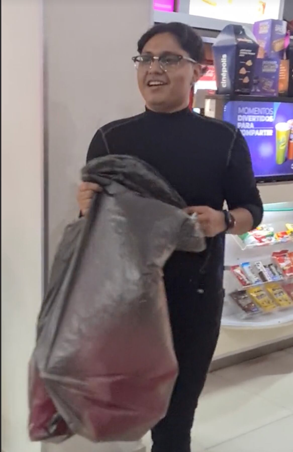 Exhiben a presunto revendedor arrasando con vasos coleccionables de Barbie en Cinépolis