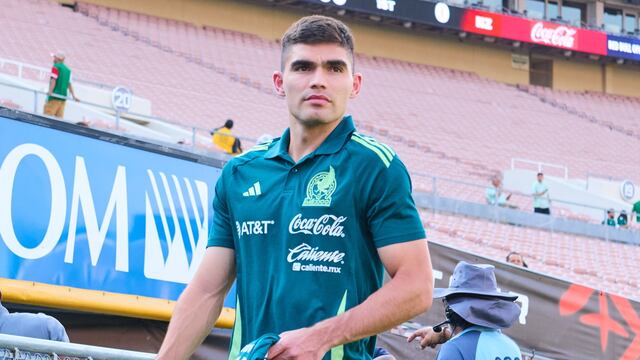 Johan Vásquez fue galardonado por su gran temporada con el Genoa en la Serie A.