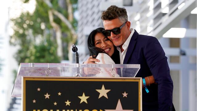 Alejandro Sanz y Yalitza Aparicio (AP Photo/Chris Pizzello)