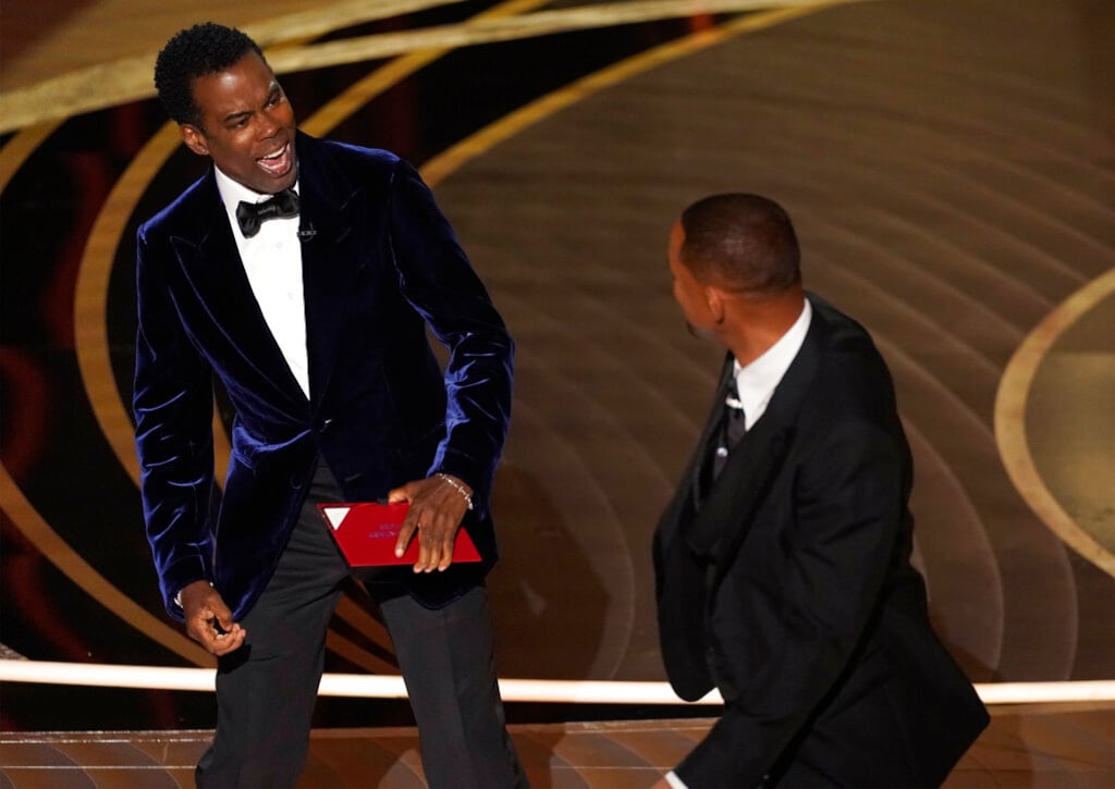 Will Smith golpeando a Chris Rock en los Oscar 2022
