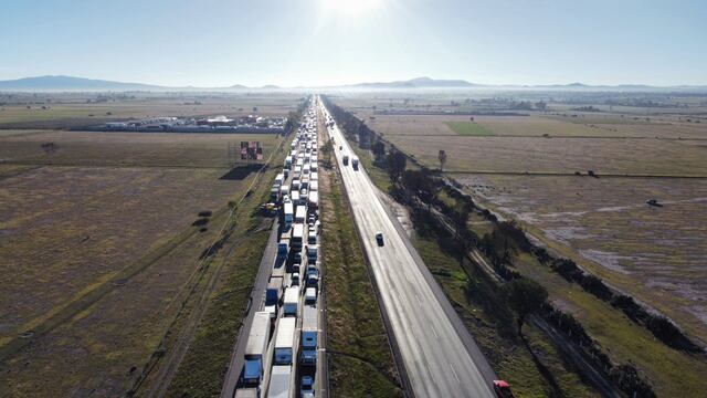Volcadura de pipa en autopista México-Querétaro
