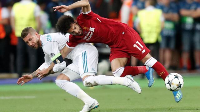 El momento justo cuando Ramos sujeta a Salah.