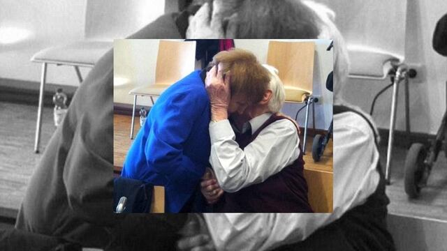 Eva Kor, superviviente del campo de concentración de Auschwitz, se encuentra con el 'contador' del campo, Oskar Gröning