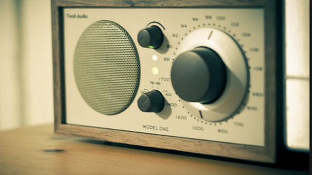 En 1921 los hermanos Gómez Fernández transmitieron el primer programa de radio en el país