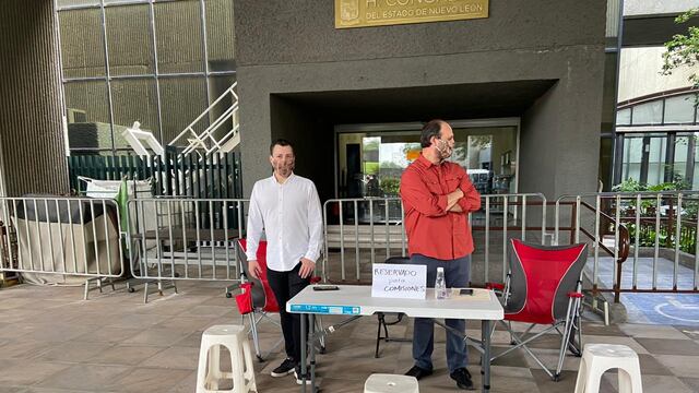 Luis Donaldo afuera del Congreso.