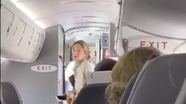 Video viral de mujer expulsada de avión