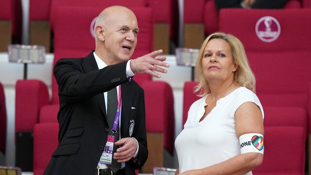 Bernd Neuendorf, presidente de la Federación de Futbol de Alemania y Nancy Faeser, ministra del Interior de ese país.