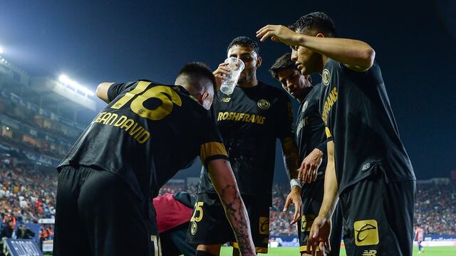 Alexis Vega tomó cerveza en la cancha.