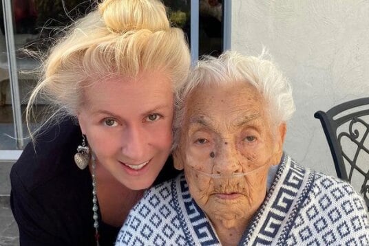 Laura Zapata y su abuela Eva Mange