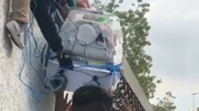 Rescatan a bebé en incubadora del hospital inundado en Tula