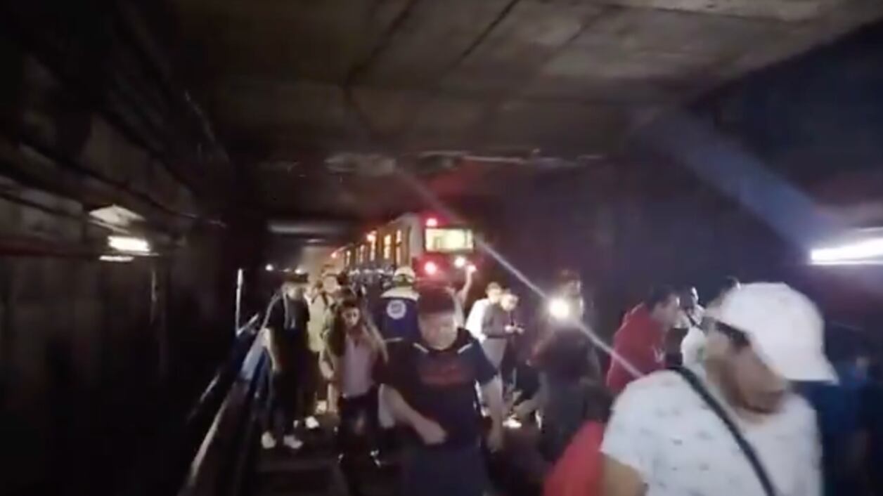 Línea 2 Metro CDMX: Reanudan operaciones tras desalojo de pasajeros en Pino Suárez y Zócalo