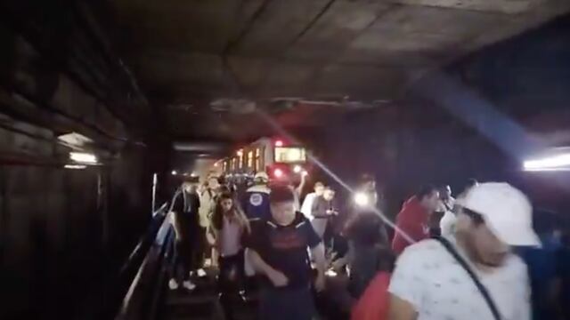 Usuarios del Metro tuvieron que caminar sobre las vías tras una falla entre las estaciones Zócalo y Pino Suárez de la Línea 2
