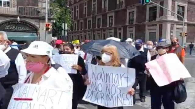Marcha de adultos mayores contra Walmart