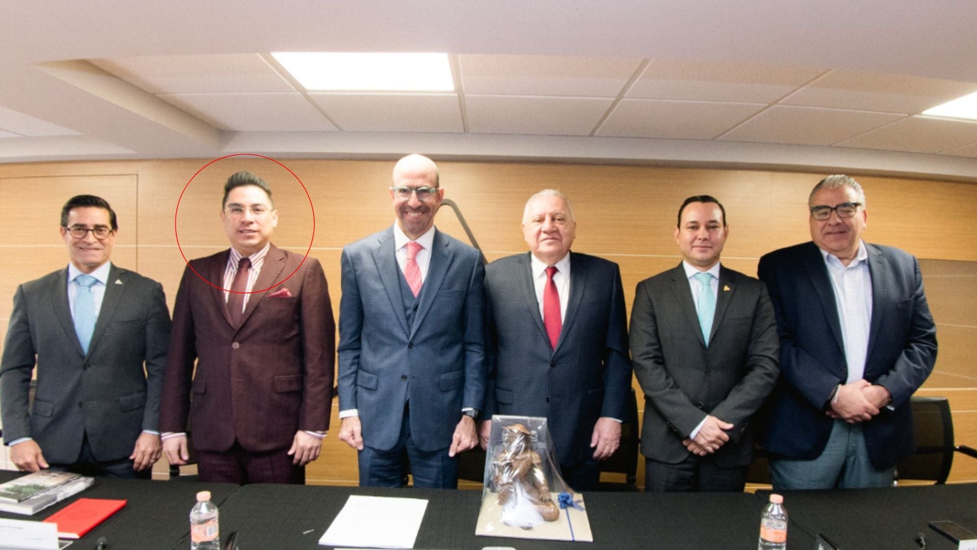 Alex Márquez Hernández (y Mollinedo de corbata roja)