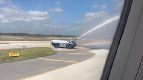 arco de agua de avión de Cancún al AIFA /captura de video-landa Sansores