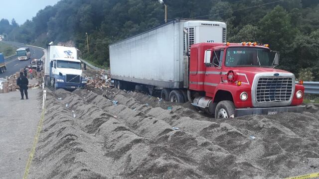 Camiones impactados en la autopista Esperanza-Ciudad Mendoza