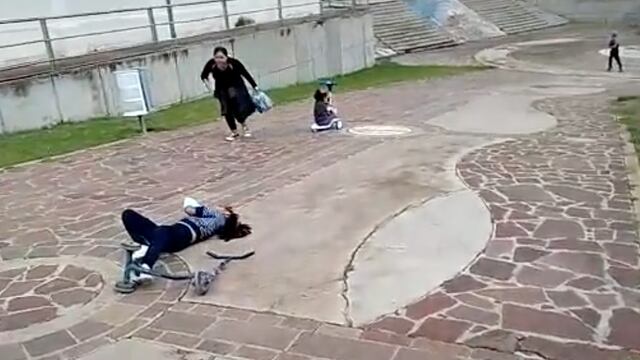 Mamá cuidando a sus dos hijas