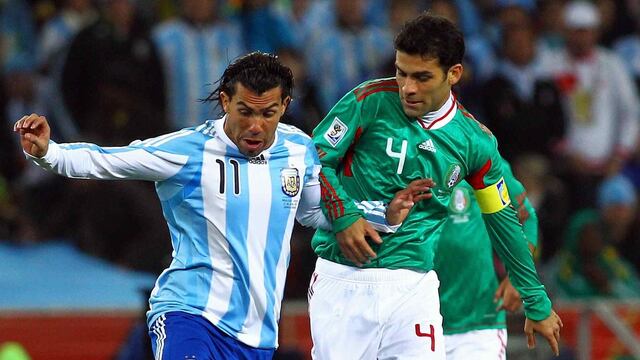 Tevez disputa un balón con Rafa Márquez en el Mundial de 2010