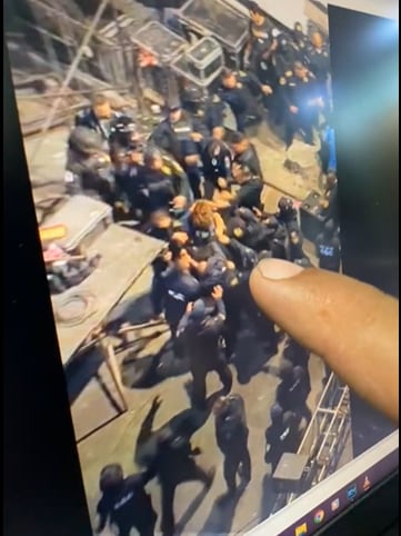 Policías golpean a esposa del dueño de Sonido Cóndor.