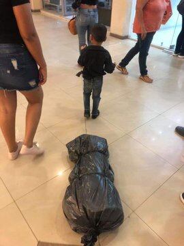 El embolsado fue el detalle extra del disfraz del niño sicario.