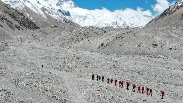 Cientos de excursionistas viven horas de angustia tras quedar atrapados en el Everest