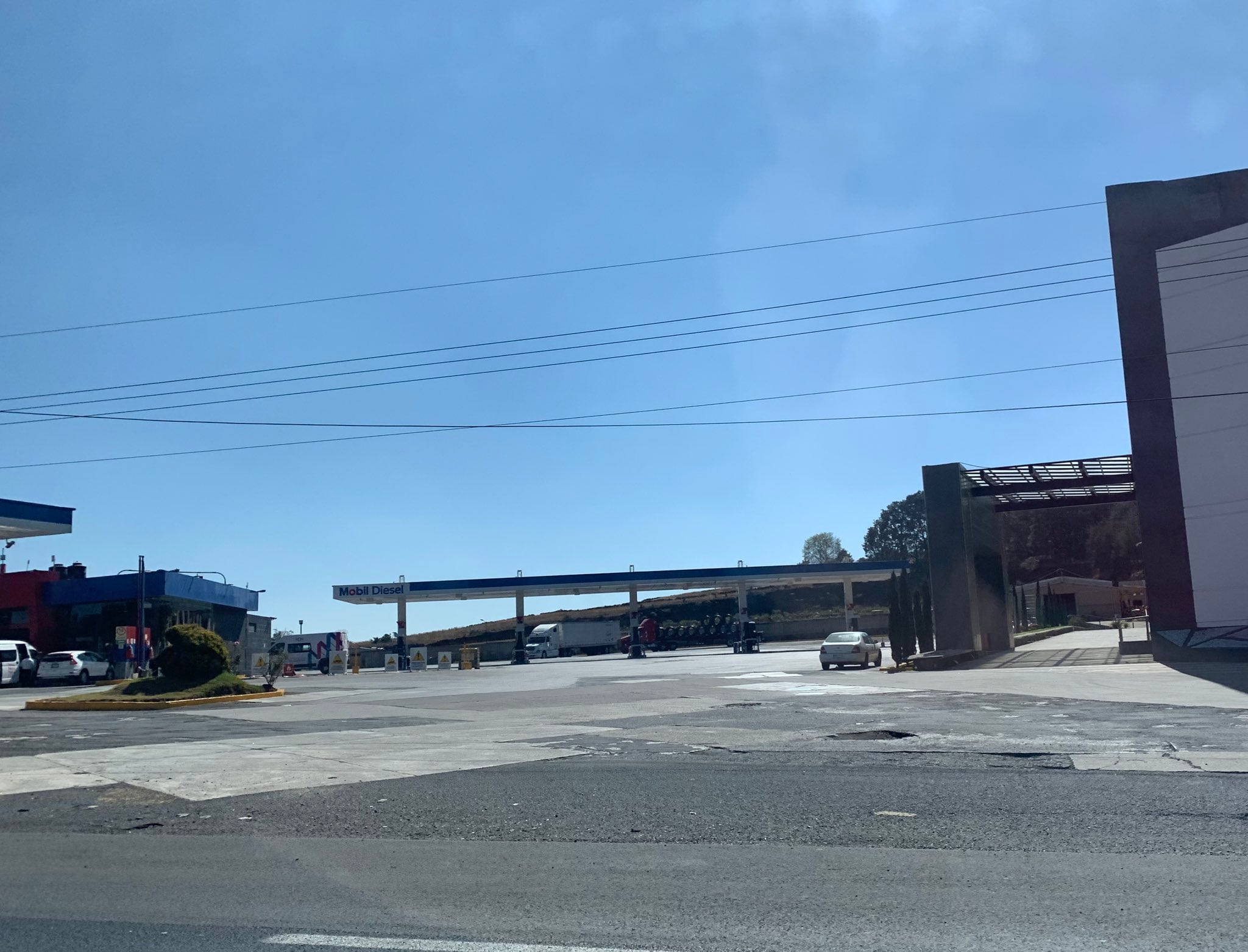 Fotografía de evidencia de la venta de Huachicol en la carretera México-Querétaro