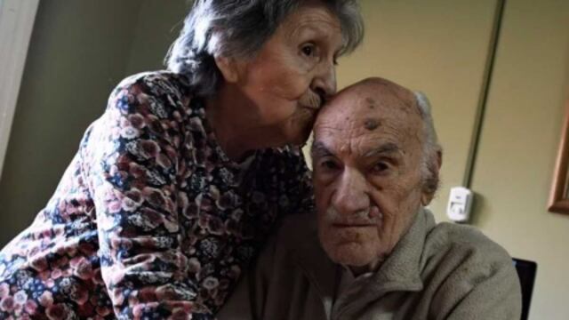 Hugo e Hilda, de 92 y 86 años, fueron abandonados por su hijo en un bar.