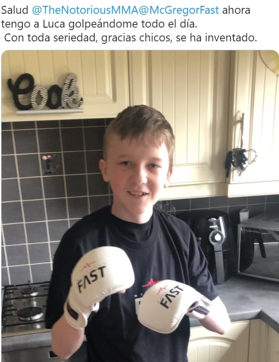 Los guantes que Luca recibió de Conor McGregor