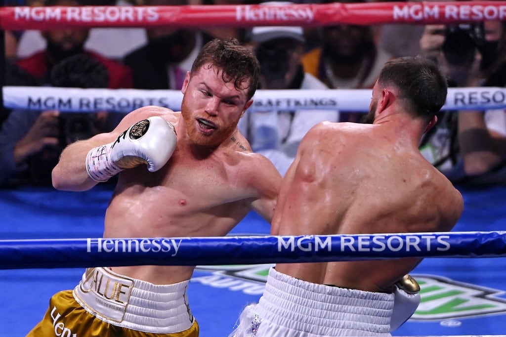 Canelo Álvarez golpea a Caleb Plant