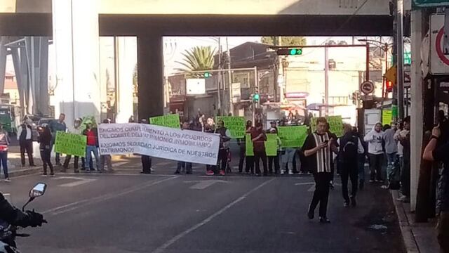 Reportan caos vial por bloqueo cerca de Anillo Periférico