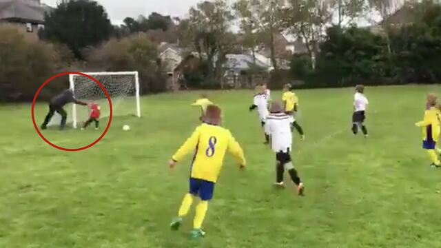 El momento justo de la "ayuda" de papá.