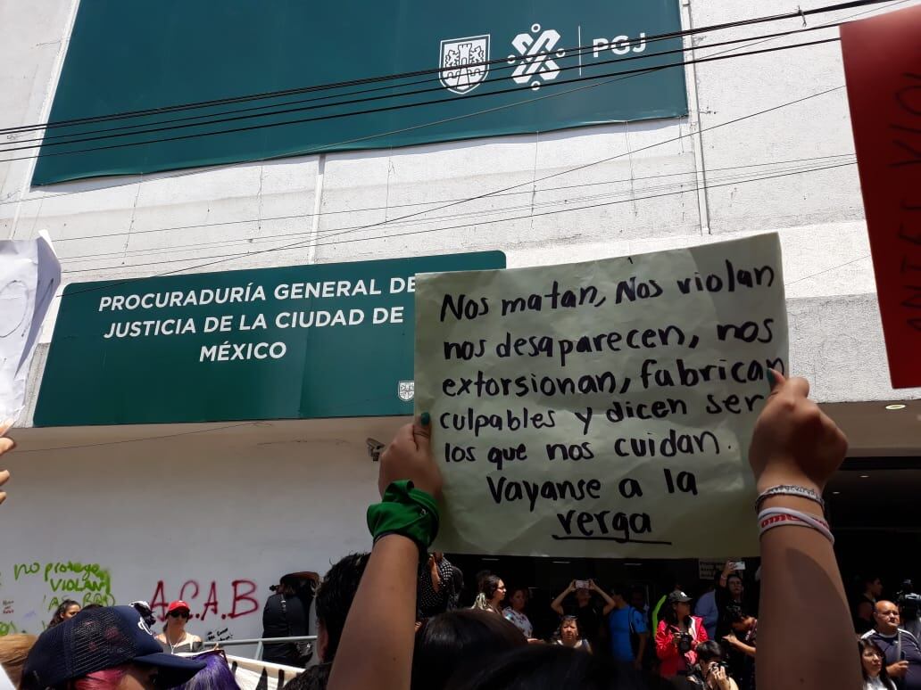 Protesta en la PGJ contra policías que violaron a adolescente.
