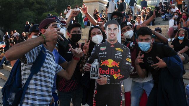 Aficionados festejan triunfo de "Checo" Pérez en Ángel de la Independencia