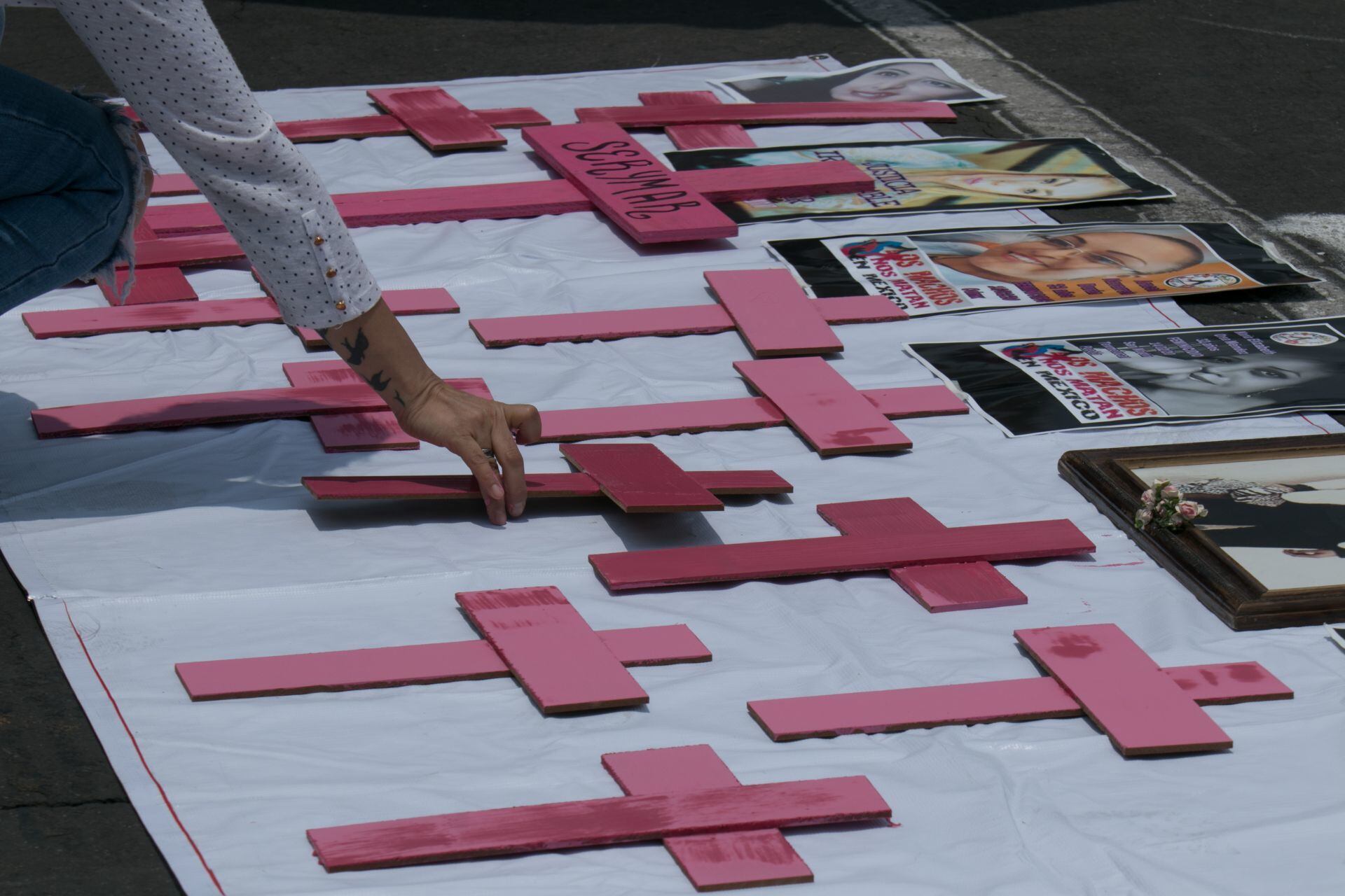 Protesta por feminicidios en plantón.