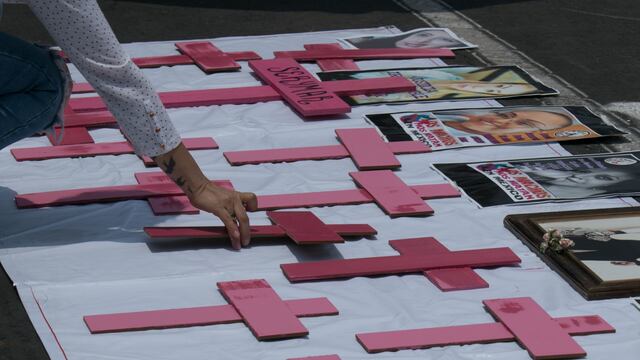 Protesta por feminicidios en plantón.