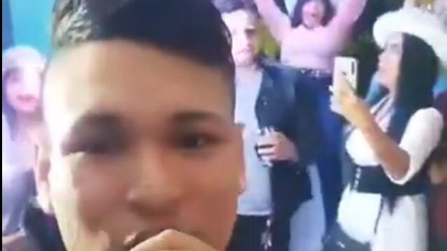 Durante una fiesta en Colombia, una mujer cae por una ventana