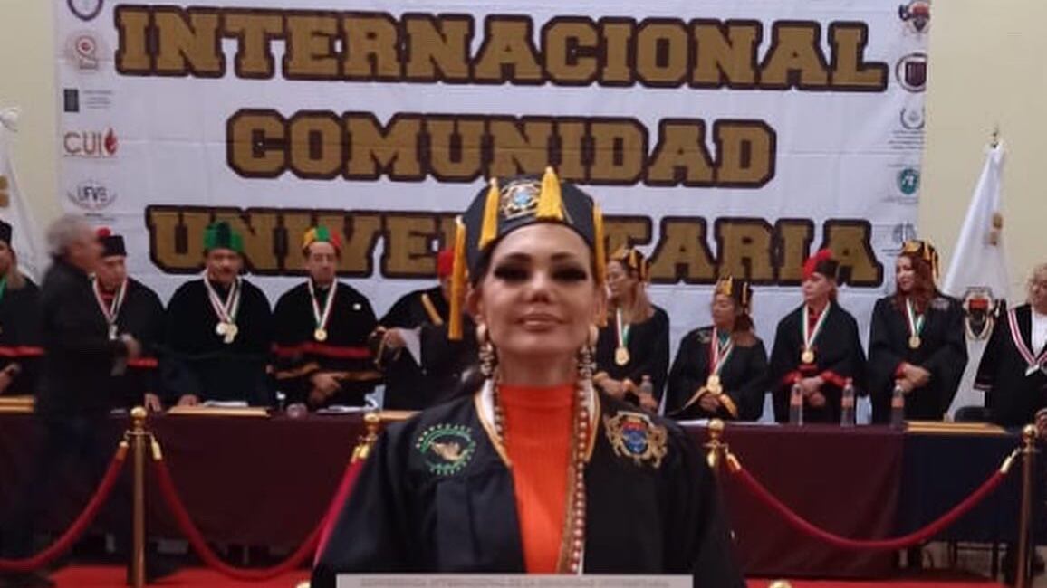Carmen Campuzano ya es doctora; con foto presume su Doctorado Honoris Causa