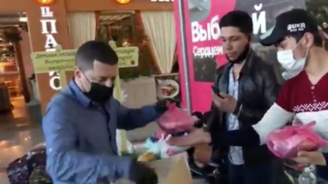 El empresario ayudando a inmigrantes.